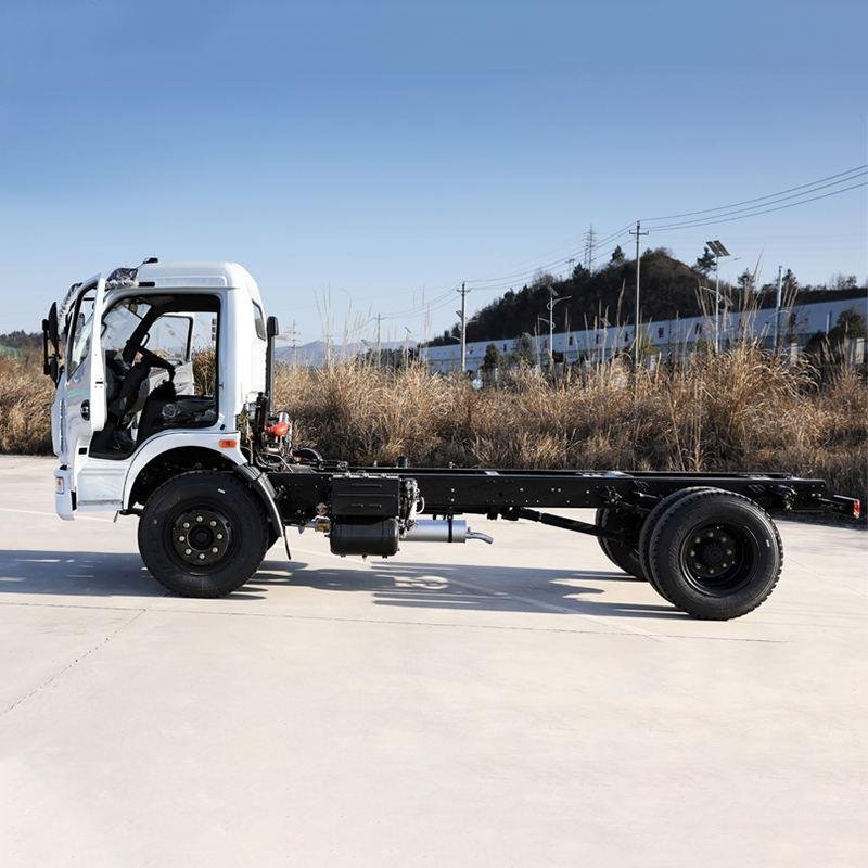 Dongfeng 6-Ton GVW 103kW Diesel Truck Chassis 4x4 Euro 5 Commercial Platform