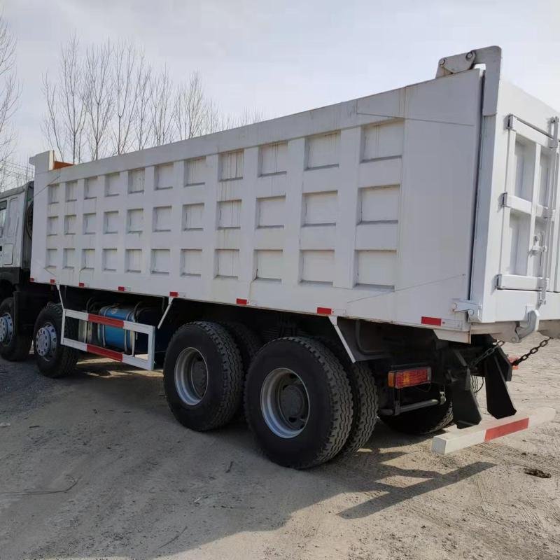 Sinotruk HOWO 8x4 Left-Hand Drive Dump Truck 351-450HP