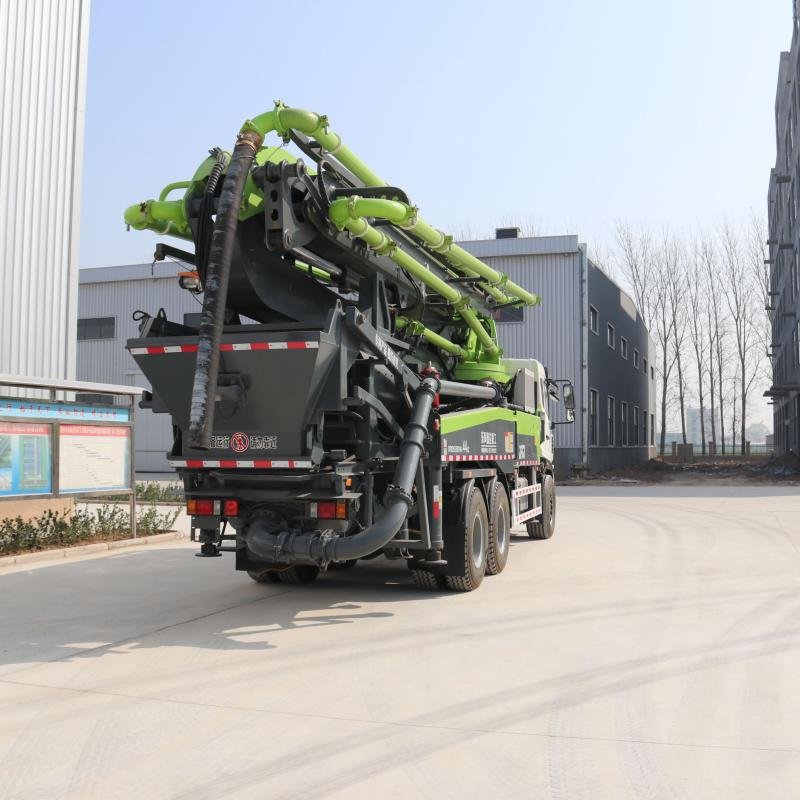 Sinotruk HOWO 38M 180m³/h 8×4 Diesel Concrete Pump Truck