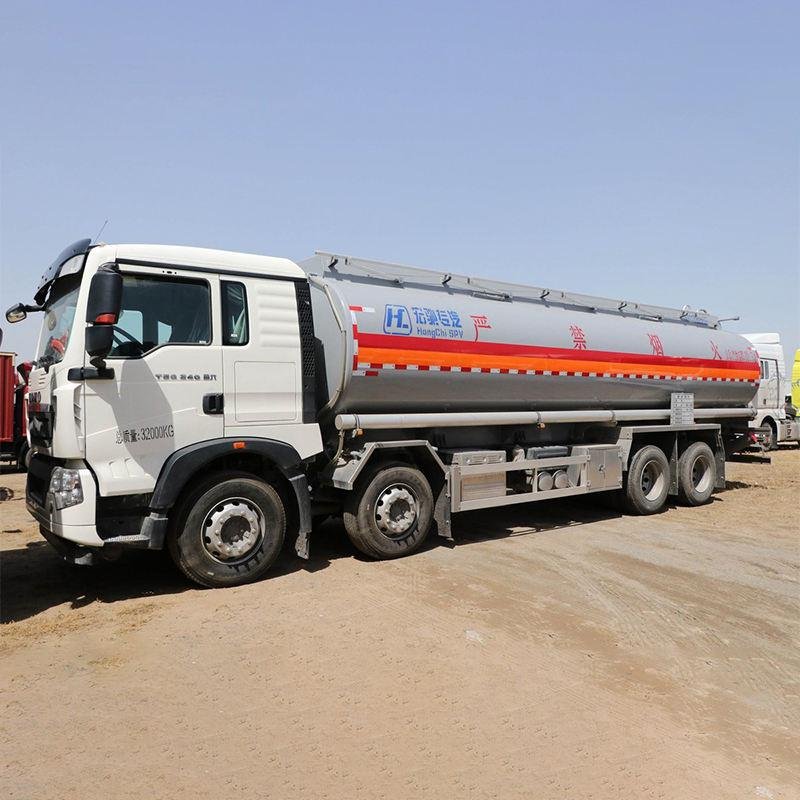 SINOTRUK HOWO 4X2 200HP 8000L Fuel Tanker Truck