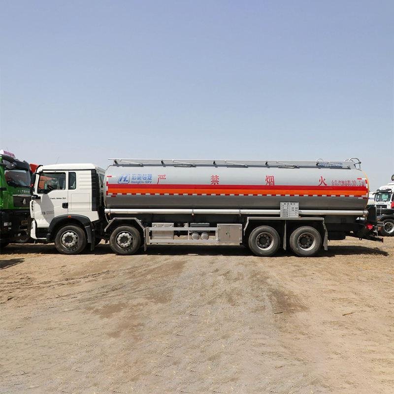 SINOTRUK HOWO 4X2 200HP 8000L Fuel Tanker Truck