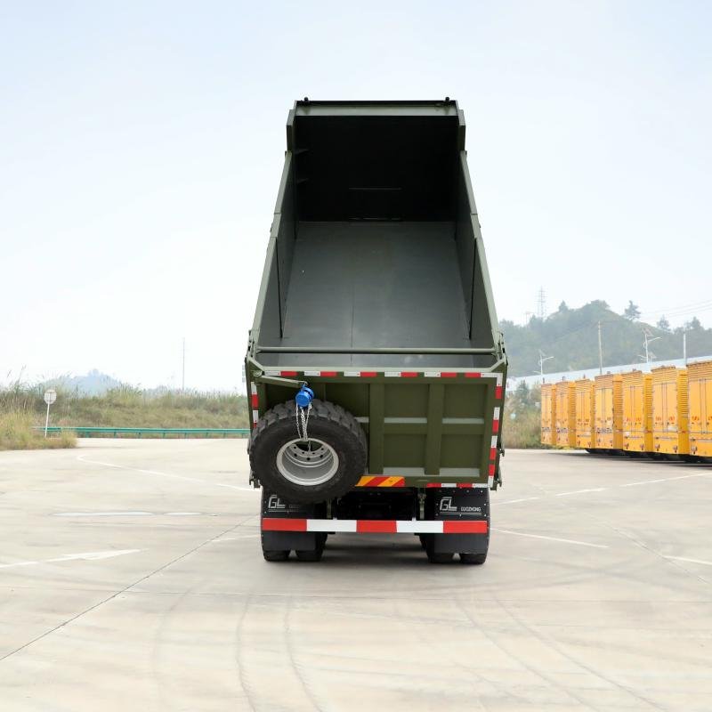 SINOTRUK HOWO 400HP 8x4 Tri-Axle Euro 5 Diesel Dump Truck for Construction Muck Transportation