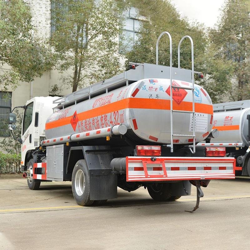 SINOTRUK HOWO 4x2 160HP 8000L Fuel Tank Truck for Sale