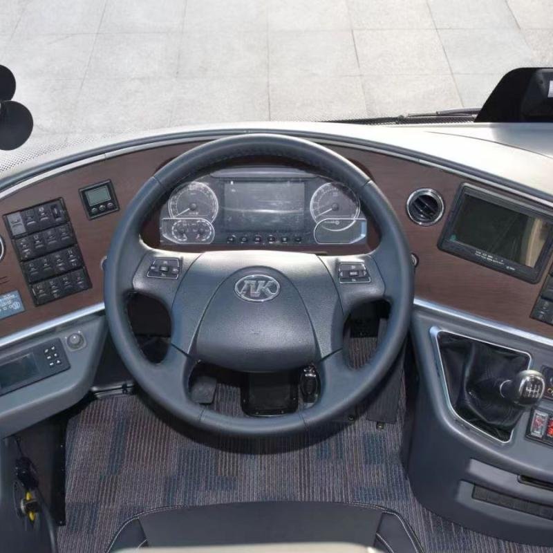 55-Seater Luxury Coach Bus Diesel Manual Transmission 6.8L Engine