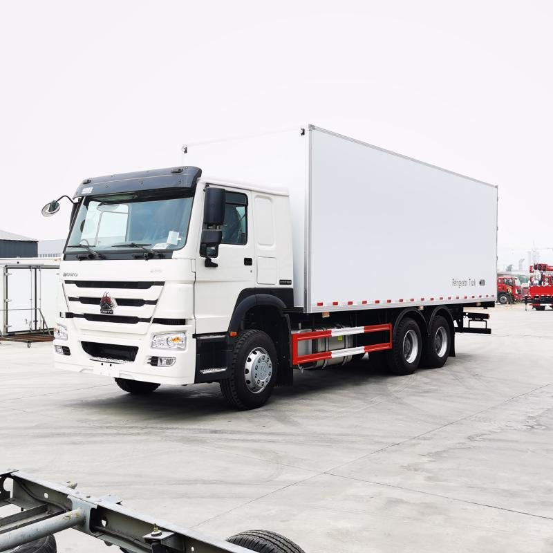Sinotruk HOWO 6x4 Refrigerated Box Truck -18°C to +20°C 6-8T Capacity