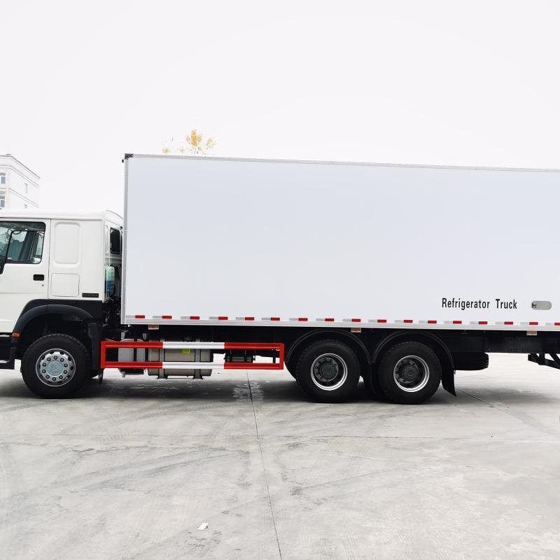 Sinotruk HOWO 6x4 Refrigerated Box Truck -18°C to +20°C 6-8T Capacity