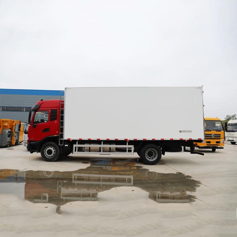 Dongfeng 10-Ton 4x2 Box Refrigerated Truck with Cummins Engine