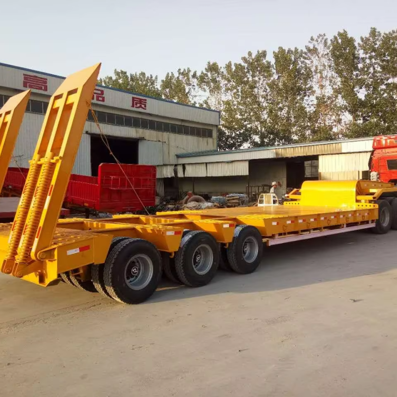 China 60-70 Ton Tri-Axle Low Bed Semi-Trailer for Heavy Equipment