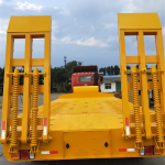 China 60-70 Ton Tri-Axle Low Bed Semi-Trailer for Heavy Equipment