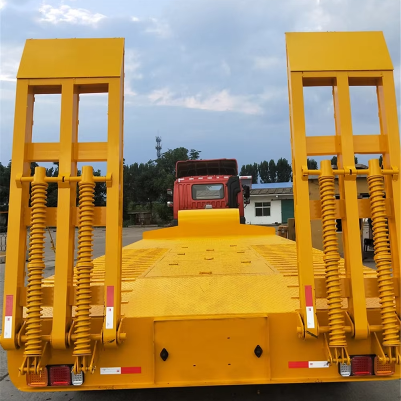 China 60-70 Ton Tri-Axle Low Bed Semi-Trailer for Heavy Equipment